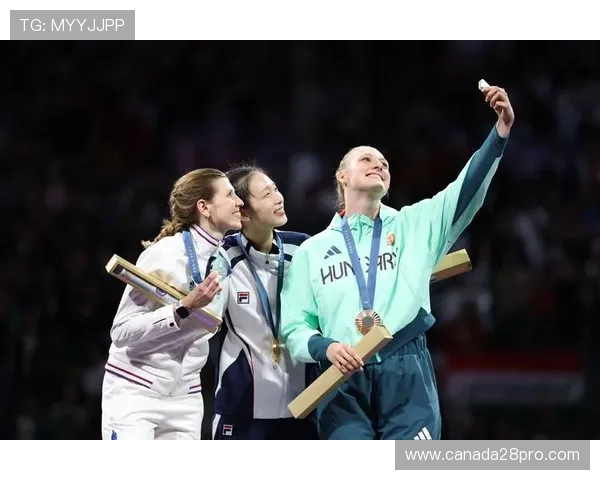 颁奖仪式插曲:冠军奖牌挂绳断裂,选手用腰带固定展示幽默化解 颁奖仪式插曲:冠军奖牌挂绳断裂,选手用腰带固定展示幽默化解