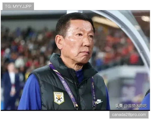 马宁向山东泰山替补席出示红牌，主帅崔康熙抗议判罚